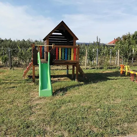 Menyecskehaz Panzio Maison d'hôtes Dombrád